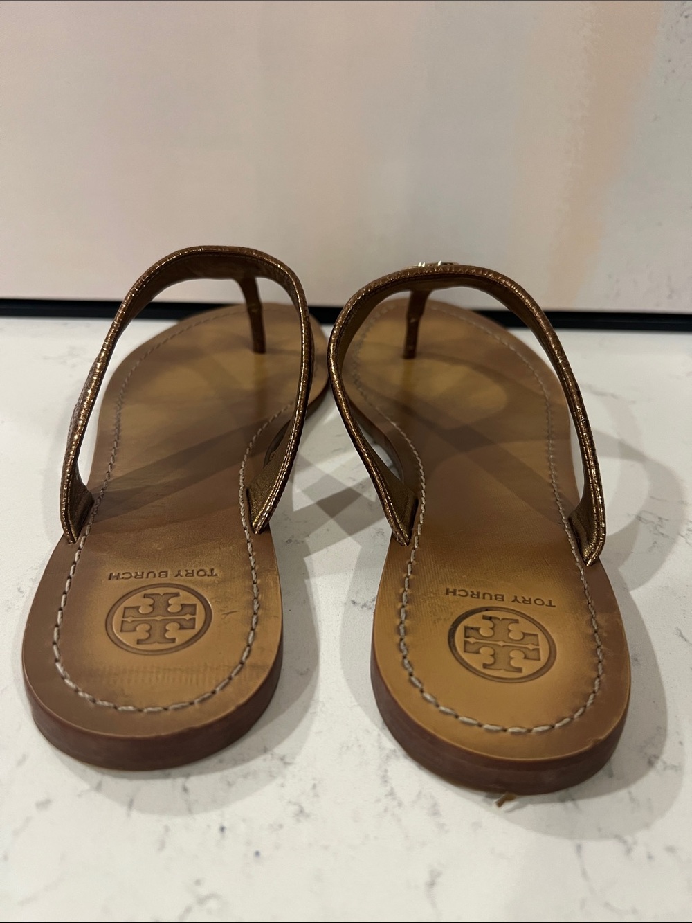 Tory Burch metallic gold crackled leather thong sandals size 10 - Picture 10 of 15